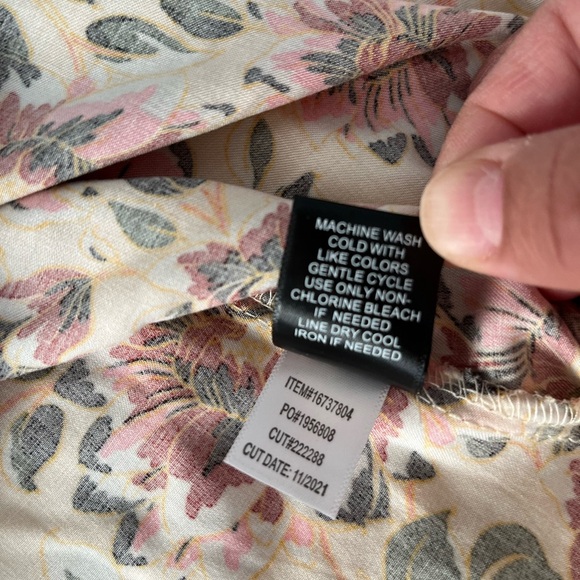 Torrid Cream and Red Blouse with Mandarin Collar and Buttoned Style - Picture 7 of 9